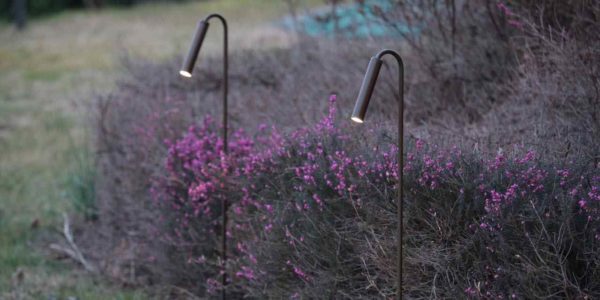 Dezent filigrane Gartenleuchten im Beet