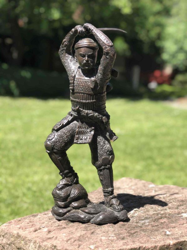 Bronze Figur Samurai im Garten