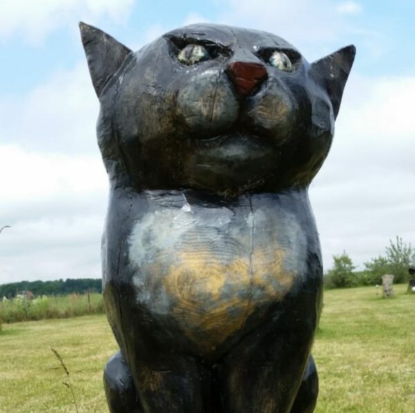 Große Katzenskulptur aus Holz für außen