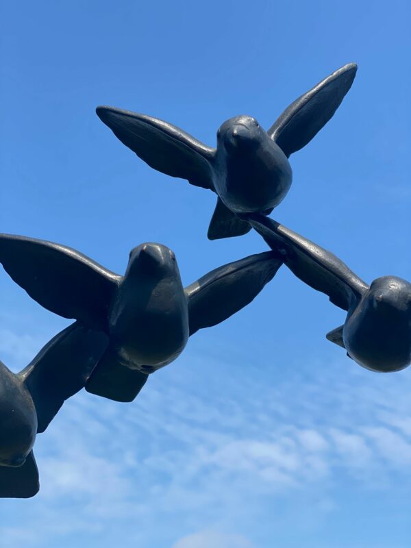 Wunderschöne Vogelschwarm Skulptur