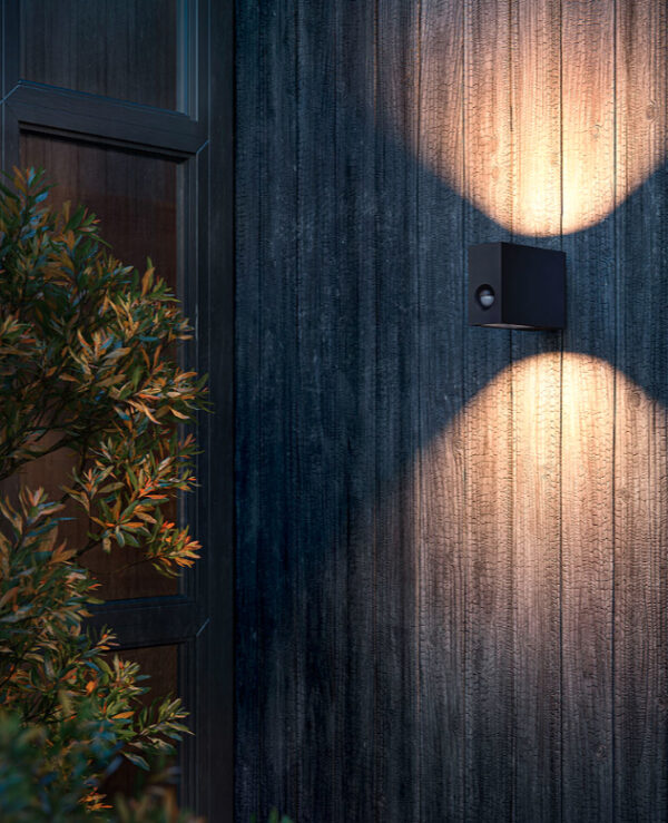 Bewegungsmelder Außenlampe hochwertig und modern in Anwendung im Hauseingang